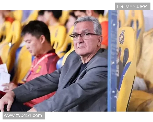 新任主帅首次亮相展现全新战术理念引发球迷热议